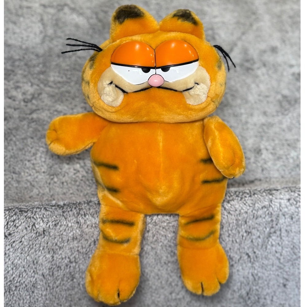 VINTAGE Garfield Dakin Plush 1978 1981
With Tag Great Condition 16"